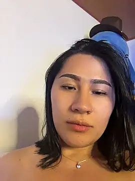 Snapshot of EvelynLeen_ chatting on May 13, 12:30 am EvelynLeen online show from May 13, 12:30 am