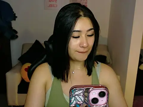 Snapshot of EvelynLeen_ chatting on May 21, 7:10 pm EvelynLeen online show from May 21, 7:10 pm
