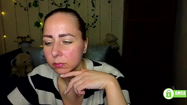 Snapshot of Alicewonderrmiss chatting on April 6, 11:22 am Alicewonderrmiss online show from April 6, 11:22 am