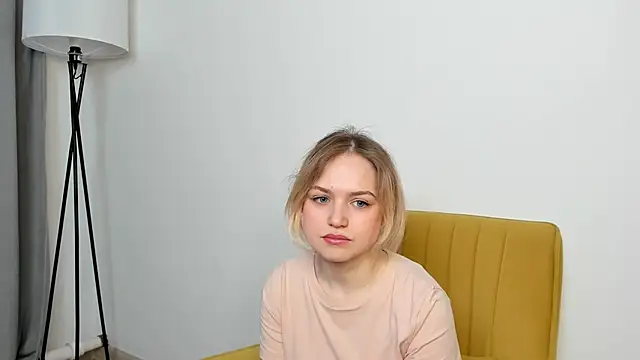 RoxieKaus online show from April 6, 7:31 am