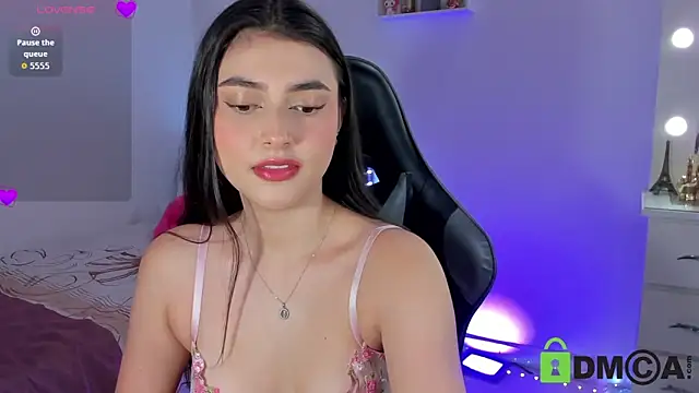 Snapshot of esmeralda_le chatting on June 14, 12:18 pm esmeralda le online show from June 14, 12:18 pm