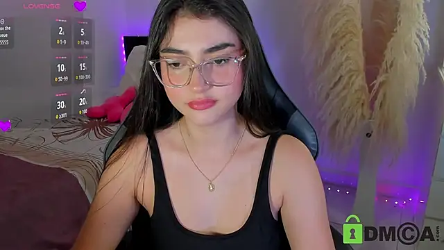 Snapshot of esmeralda_le chatting on July 29, 10:30 pm esmeralda le online show from July 29, 10:30 pm