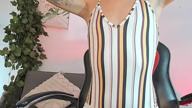 Snapshot of Maddie_Ray chatting on June 4, 2:34 pm Maddie Ray online show from June 4, 2:34 pm