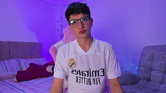 Snapshot of SaNti_ll chatting on April 8, 2:22 am SaNti ll online show from April 8, 2:22 am