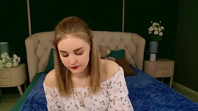 Snapshot of Molly_Voses chatting on May 1, 8:35 pm Molly Voses online show from May 1, 8:35 pm