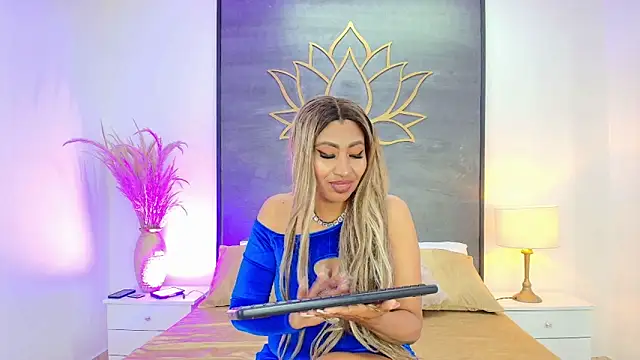Snapshot of Kiara_Parker_ chatting on May 18, 8:03 pm Kiara Parker online show from May 18, 8:03 pm