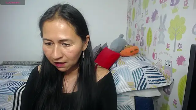 Snapshot of Tyna_b chatting on June 14, 2:24 am Tyna b online show from June 14, 2:24 am