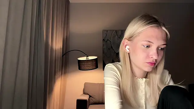 Snapshot of EvelineMolima chatting on May 1, 8:02 pm EvelineMolima online show from May 1, 8:02 pm