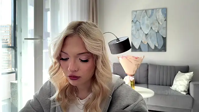 Snapshot of EvelineMolima chatting on May 6, 1:27 pm EvelineMolima online show from May 6, 1:27 pm