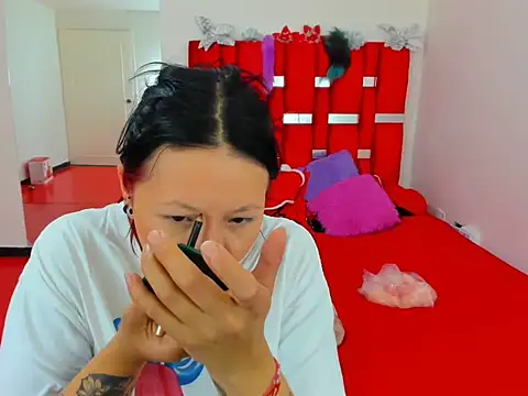 Snapshot of scarlett_red_1 chatting on June 3, 5:18 pm scarlett red 1 online show from June 3, 5:18 pm