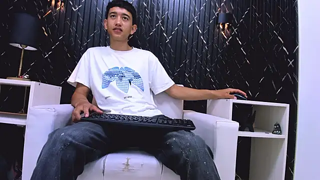 Snapshot of SmoothLatin_ chatting on April 7, 2:17 pm SmoothLatin online show from April 7, 2:17 pm