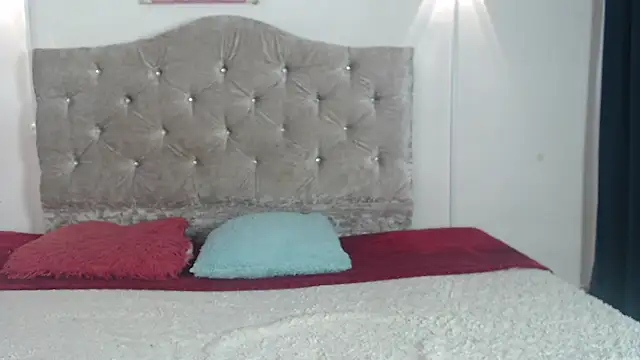 lunakisscs online show from April 7, 9:15 pm