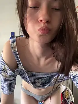 Munchkinbaby72318 online show from April 17, 6:22 pm