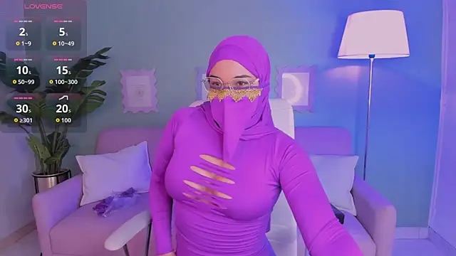 Snapshot of SamiraLuxe chatting on April 9, 9:47 am SamiraLuxe online show from April 9, 9:47 am