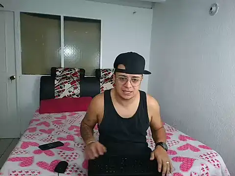 Snapshot of max_and_lilu2 chatting on April 11, 8:24 pm max and lilu2 online show from April 11, 8:24 pm