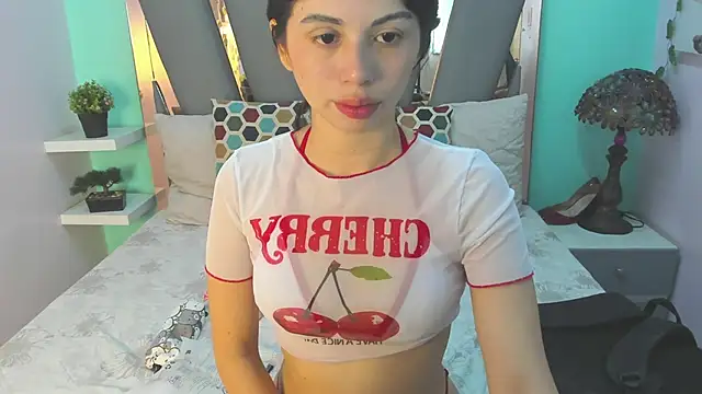 Snapshot of Sophie_Copers chatting on June 6, 8:02 pm Sophie Copers online show from June 6, 8:02 pm