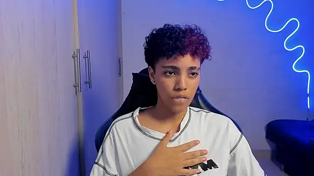 axel luxxx online show from April 22, 1:08 am