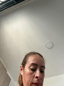 Natigoonzalez online show from June 4, 4:35 pm