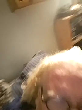 Snapshot of ChrisMtl83 chatting on April 8, 4:45 am ChrisMtl83 online show from April 8, 4:45 am