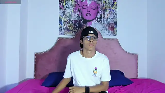 Snapshot of LiamKron chatting on April 10, 11:37 am LiamKron online show from April 10, 11:37 am