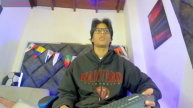 Snapshot of LiamKron chatting on June 29, 10:59 am LiamKron online show from June 29, 10:59 am