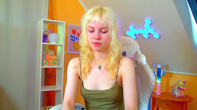 HannahHollis online show from June 3, 6:16 am