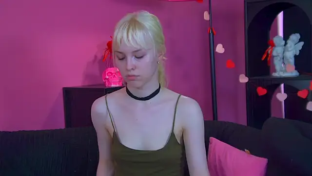 Snapshot of HannahHollis chatting on June 27, 12:44 pm HannahHollis online show from June 27, 12:44 pm