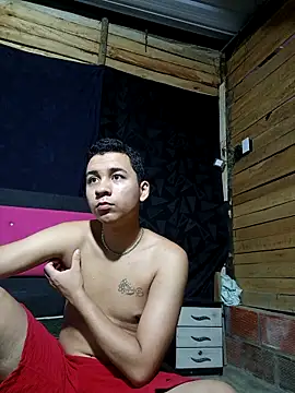 Snapshot of Emyli_Liamx chatting on April 9, 10:04 pm Emyli Liamx online show from April 9, 10:04 pm