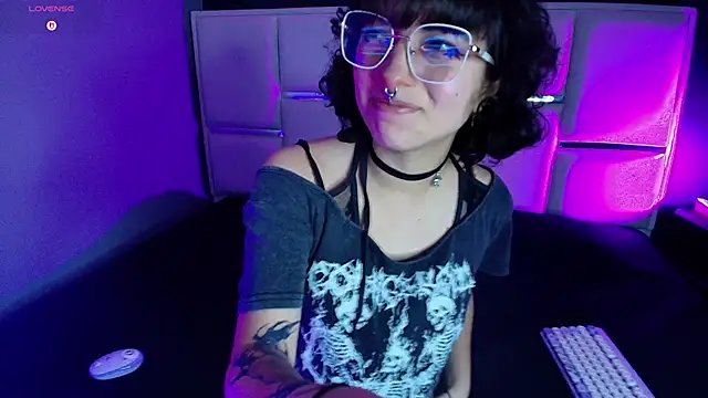 Snapshot of BadEmyXO chatting on June 5, 4:30 am BadEmyXO online show from June 5, 4:30 am