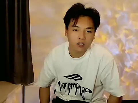 Snapshot of GWpk chatting on April 10, 7:35 am GWpk online show from April 10, 7:35 am