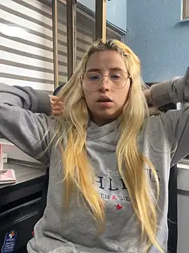 Snapshot of Aliss_Taylor1 chatting on May 6, 12:32 pm Aliss Taylor1 online show from May 6, 12:32 pm