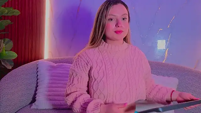 Snapshot of giigii_hadidd chatting on April 10, 12:16 am giigii hadidd online show from April 10, 12:16 am