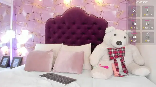 Snapshot of luna_bloomm_ chatting on June 23, 4:10 am luna bloomm online show from June 23, 4:10 am