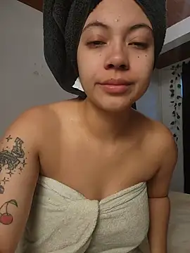 Snapshot of NefertitiXO chatting on June 23, 3:32 pm NefertitiXO online show from June 23, 3:32 pm