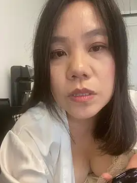 Snapshot of Feifei123521 chatting on April 11, 11:53 pm Feifei123521 online show from April 11, 11:53 pm