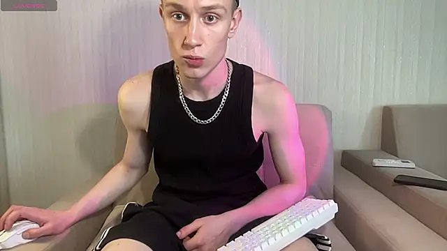 Snapshot of Travis_Gracile chatting on April 27, 6:22 am Travis Gracile online show from April 27, 6:22 am