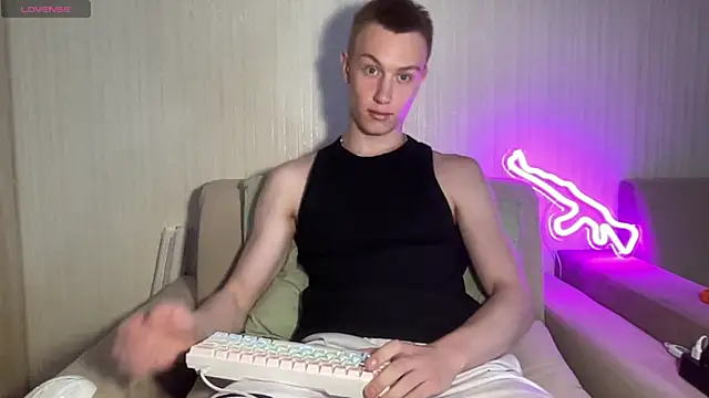 Snapshot of Travis_Gracile chatting on June 5, 8:20 am Travis Gracile online show from June 5, 8:20 am