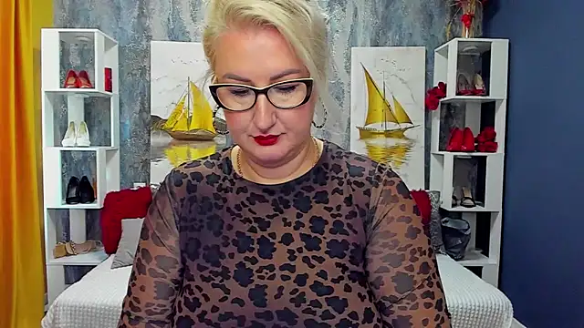 Snapshot of DianaFrances chatting on April 25, 9:45 am DianaFrances online show from April 25, 9:45 am
