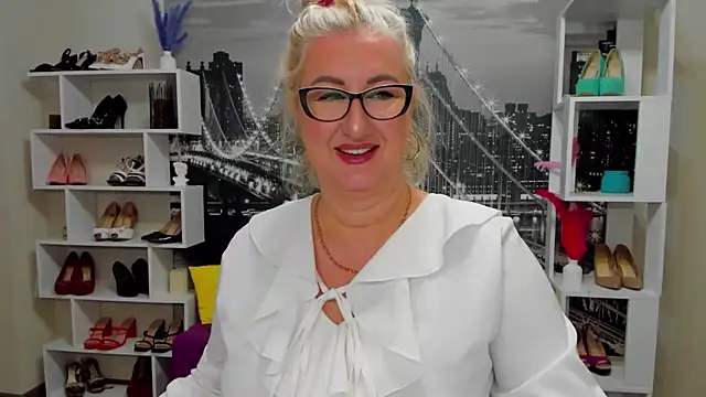 Snapshot of DianaFrances chatting on May 4, 8:21 am DianaFrances online show from May 4, 8:21 am