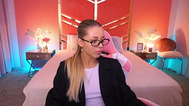Snapshot of DoveLovee chatting on June 5, 6:09 am DoveLovee online show from June 5, 6:09 am
