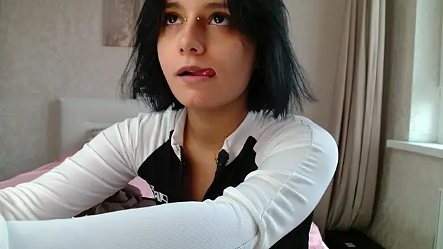 Snapshot of The_Slutty_Fox chatting on June 12, 1:43 pm The Slutty Fox online show from June 12, 1:43 pm