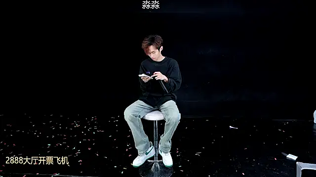 Snapshot of BB-520 chatting on April 11, 7:02 am BB-520 online show from April 11, 7:02 am