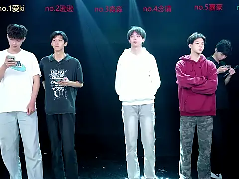 Snapshot of BB-520 chatting on April 12, 10:31 am BB-520 online show from April 12, 10:31 am