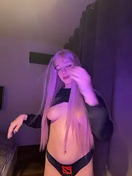 Snapshot of Yui_and_Raiden chatting on April 11, 4:22 pm Yui and Raiden online show from April 11, 4:22 pm