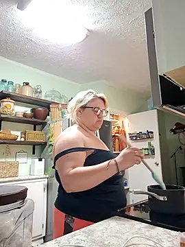 Snapshot of itsthatgirl chatting on April 12, 12:48 am itsthatgirl online show from April 12, 12:48 am