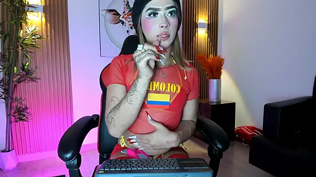 Snapshot of Flor_pink chatting on June 18, 2:56 am Flor pink online show from June 18, 2:56 am