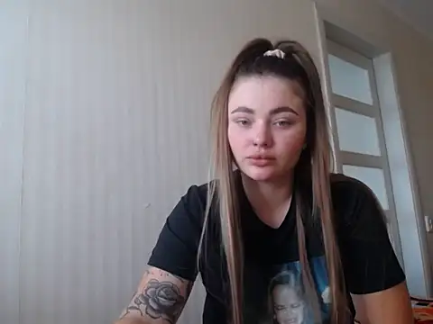 Snapshot of Lola77__ chatting on June 22, 8:33 am Lola77 online show from June 22, 8:33 am