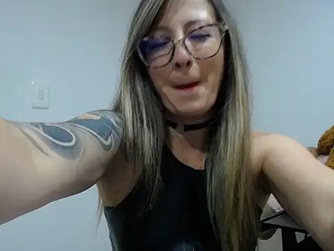Snapshot of VALELUXX chatting on April 24, 11:18 pm VALELUXX online show from April 24, 11:18 pm