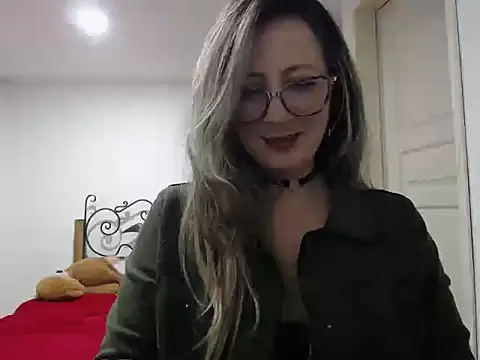 Snapshot of VALELUXX chatting on May 1, 4:28 am VALELUXX online show from May 1, 4:28 am