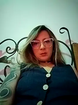 Snapshot of VALELUXX chatting on May 3, 3:45 am VALELUXX online show from May 3, 3:45 am